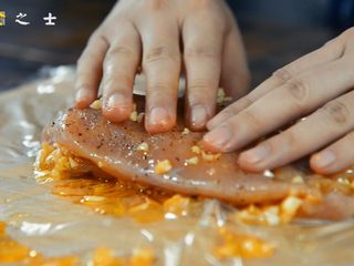 10、比“摔跤吧爸爸”更好吃的香煎鸡胸肉,充分按摩均匀，将酱汁均匀的涂抹在鸡肉上