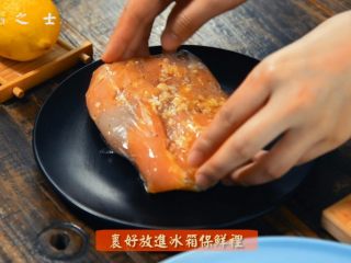 11、比“摔跤吧爸爸”更好吃的香煎鸡胸肉,包上保鲜膜，放入冰箱冷藏