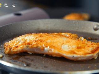 14、比“摔跤吧爸爸”更好吃的香煎鸡胸肉,将鸡肉连同酱汁一起倒入锅中，煎至两面金黄即可。