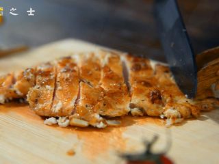 15、比“摔跤吧爸爸”更好吃的香煎鸡胸肉,煎好的鸡肉切成小块，就可以开动了