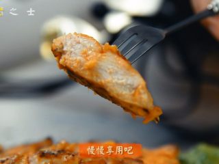 16、比“摔跤吧爸爸”更好吃的香煎鸡胸肉,如果腌制的时候，盐放多了，可以配着三明治或者沙拉一起吃，如果太淡的话，可以蘸酱吃~