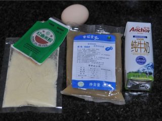 1、玫瑰花杏仁曲奇饼,所有的食材和工具准备好