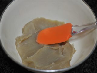 2、玫瑰花杏仁曲奇饼,豆沙加入蛋黄，拌匀