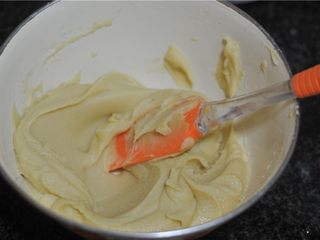 4、玫瑰花杏仁曲奇饼,倒入牛奶，拌至牛奶完全吸收