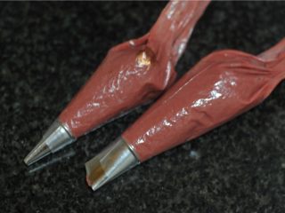 6、玫瑰花杏仁曲奇饼,将两个不同形状的表花嘴装入裱花袋，（圆嘴的可以少装点）