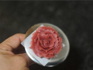 8、玫瑰花杏仁曲奇饼,按照顺序，将花片一片片裱好