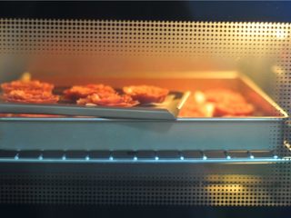 10、玫瑰花杏仁曲奇饼,放紧预热好的烤箱里，130度烤50分钟后覆盖上锡纸，转180度烤6分钟，取出冷却