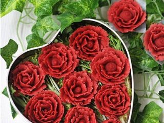 12、玫瑰花杏仁曲奇饼,将冷却的玫瑰花轻轻装进去即可