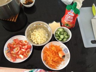 1、用吐司做披萨,先把番茄，黄瓜切成片或丁，马苏里拉拉成丝。