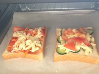 4、用吐司做披萨,放进烤箱烤5到8分钟，依据自己的口味，可以稍微烤久一点，吐司片会更脆。