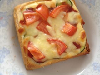 5、用吐司做披萨,出炉。