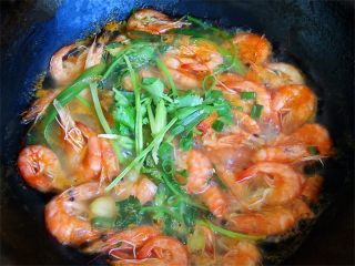 2、小乌龟便当,虾,在炝过生姜辣椒花椒的热锅内炒一下,再加少许水、葱段煮片刻,煮开后加入盐、香菜即可