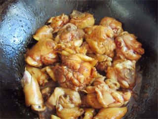 4、小乌龟便当,趁着热油爆炒鸡肉块,翻一会儿