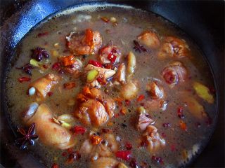 5、小乌龟便当,待到鸡肉有收紧,上色之后,加适量温水盖上盖子小中火慢炖