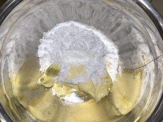 1、可爱KT小饼干,黄油利用烤箱发酵功能软化，黄油软化后+糖粉和盐，用打蛋器搅打