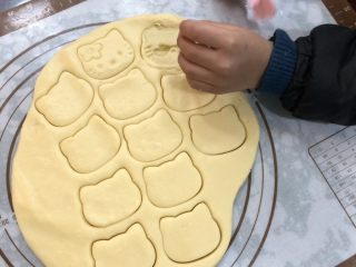 6、可爱KT小饼干,用模具按压，压好的图案用硅胶刀移到不粘烤盘上