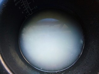 1、樱花寿司,锅里加入适量清水将米煮熟（我用的是东北大米，因为粘性比较好）。