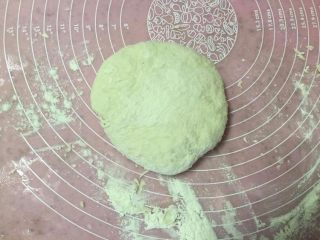 4、培根时蔬披萨,发好的面团再次按揉排气。