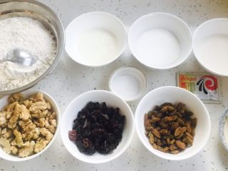 1、最爱面包➕新疆三果大列巴,所有食材大集合。