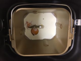 2、最爱面包➕新疆三果大列巴,面包机里按照配方的量先放入液体。