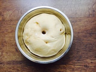 5、最爱面包➕新疆三果大列巴,面团发酵是原来面团的1.5倍或者2倍,手指蘸面粉,戳入面团,面团不茴缩即可。