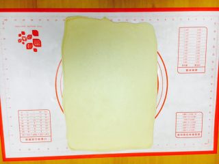 8、最爱面包➕新疆三果大列巴,把面团擀成长方形。
