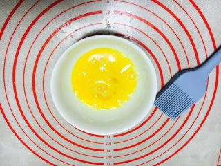 12、最爱面包➕新疆三果大列巴,准备好少许的全蛋液。