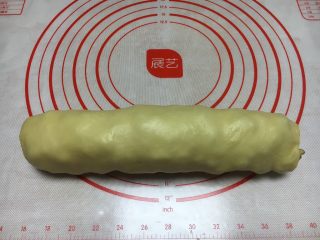 10、最爱面包➕新疆三果大列巴,卷好的三果大列巴,把粘合的封口放在下边。