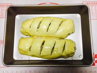 14、最爱面包➕新疆三果大列巴,用小刀在大列巴表面割4刀,割的深度要深些。