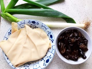 1、木耳京葱拌豆皮,首先我们准备好所有食材