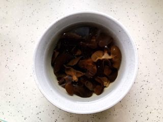 2、木耳京葱拌豆皮,木耳提前泡发