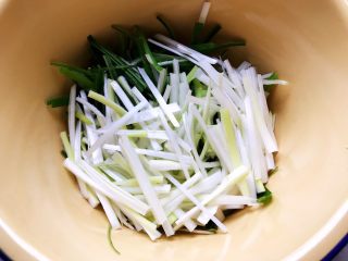 3、木耳京葱拌豆皮,京葱洗净之后切成丝