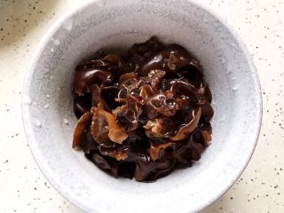 4、木耳京葱拌豆皮,泡发好之后的木耳去蒂洗净之后撕成小朵