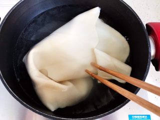 7、木耳京葱拌豆皮,期间可以翻动一下