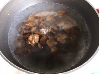 9、木耳京葱拌豆皮,再放入木耳煮4.5分钟（如果你比较讲究可以换一锅水，我比较懒就没有换????）