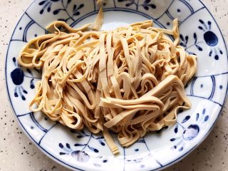 10、木耳京葱拌豆皮,将豆皮切成丝