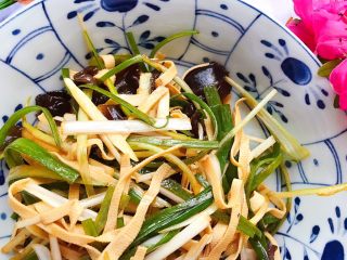 17、木耳京葱拌豆皮,是不是很诱人
