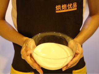 4、不一样的黄金月饼酥,麻薯所有材料混合，放入微波炉高火5分钟。然后拿出来加入黄油搅拌均匀以后，用保鲜膜包好