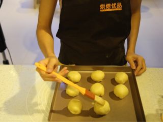 17、不一样的黄金月饼酥,包好的黄金月饼酥表面刷鸡蛋液，撒上黑芝麻