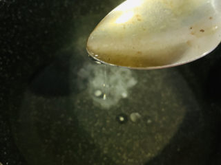 5、麻酱凉面,加少许油