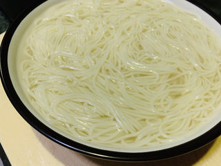 8、麻酱凉面,煮熟的挂面泡在凉白开水中