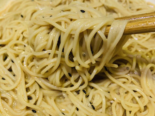 18、麻酱凉面,搅拌均匀酱料