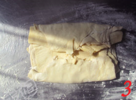 3、酥皮香肠卷,两侧向中间叠。