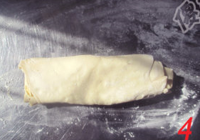 4、酥皮香肠卷,对折。