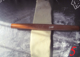 5、酥皮香肠卷,转90度继续擀长。