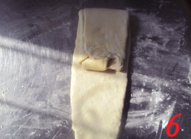 6、酥皮香肠卷,一侧向中间折。