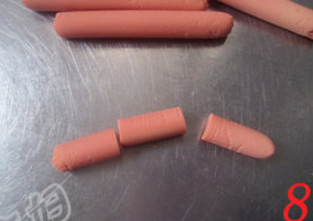 8、酥皮香肠卷,香肠一切3半备用。