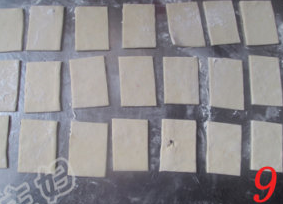 9、酥皮香肠卷,取出酥皮，用擀面杖擀成2。5毫米厚的片状，再用刀子裁成长6X8厘米大的小面皮。