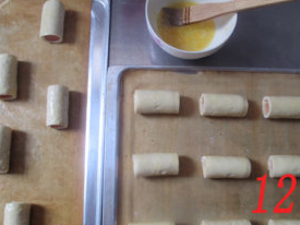 12、酥皮香肠卷,表面扫一层蛋液，静置30分钟，再扫一次蛋液。入预热至210度的烤箱，中层，上下火 ，烤25分钟，表面上色即可取出！