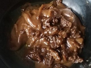 2、红枣戚风蛋糕,在红枣泥中加入红糖和植物油